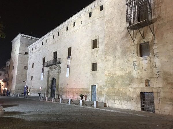 Vista nocturna de la fachada del Palacio Ducal de Pastrana