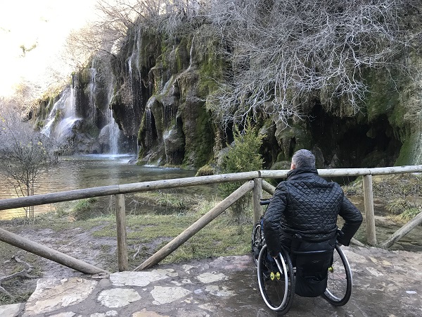 Mirador accesible con vistas a la cascada del nacimiento del Río Cuervo