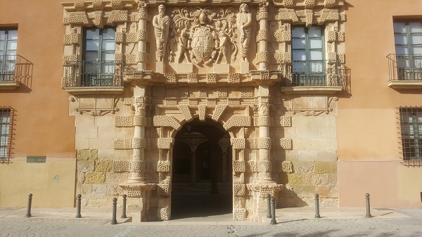 Entrada al Ayuntamiento de Almansa.