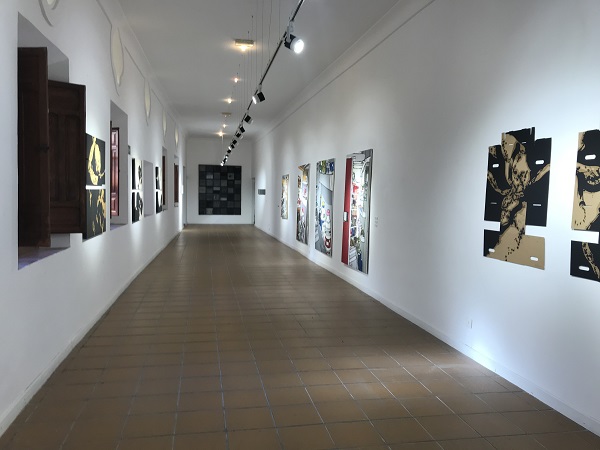 Exposición pictórica de arte contemporáneo en el interior 
