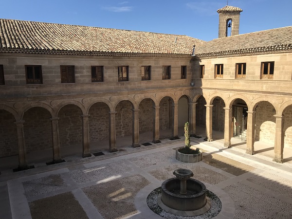 Claustro interior del Convento de Jesús y María