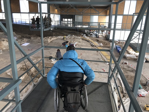 Interior del yacimiento accesible para silla de ruedas