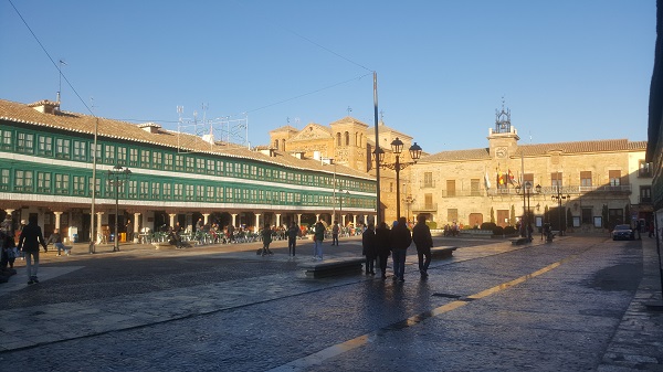 Plaza Mayor de Almagro con Ayuntamiento de fondo.