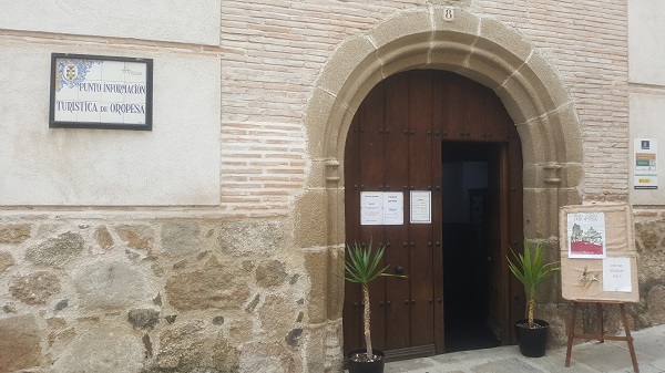 Puerta principal Oficina de Turismo de Oropesa, Toledo.