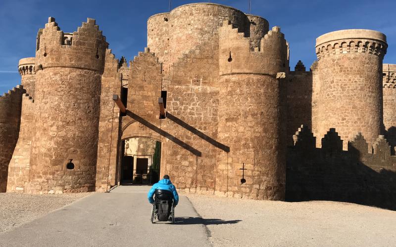 Usuario de silla de ruedas accediendo al Castillo de Belmonte