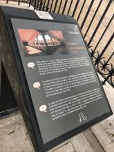 Panel informativo en braille en el exterior del edificio