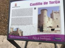 En el exterior del castillo hay un panel informativo en braille