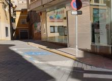 Plaza de aparcamiento reservada para PMR en zona cercana. Museo de la Semana Santa de Hellín.