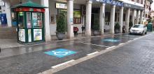 Plazas de aparcamiento reservadas para PMR en zona cercana a la Oficina de Turismo de Valdepeñas.