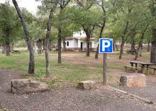 Zona de aparcamiento reservada para PMR. Zona recreatvia Ermita de San Isidro. Fuencaliente.