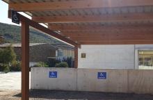 Aparcamiento con plazas reservadas para para PMR. Centro de Visitantes Horcajo de los Montes.