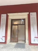 Puerta de acceso al Museo ubicado en el interior del Palacio del Infantado