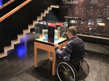 Elementos expositivos en el Museo de las Ciencias al alcance de usuarios de silla de ruedas