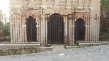 Entrada accesible a la Mezquita del Cristo de la Luz, Toledo.
