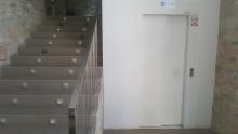 Escaleras y ascensor, Museo de Arte Contemporáneo de Villanueva de los Infantes, Ciudad Real.