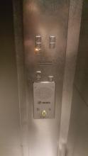 Botonera de ascensor en alto relieve y braille. Museo Municipal de Albacete