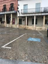 Plaza de aparcamiento reservada para PMR en la Plaza Mayor. Oficina de Turismo de Cogolludo.