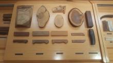 Empuñaduras de cuchillos de madera que se pueden tocar en el Museo de la Cuchillería 