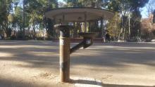Fuente accesible para usuarios en silla de ruedas, fuente a doble altura. Parque Abelardo Sánchez, Albacete.