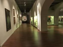 Diversas salas comunicadas entre sí con la exposición de arte sacro
