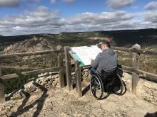 Persona en silla de ruedas en el Mirador del Alto Tajo en Zaorejas