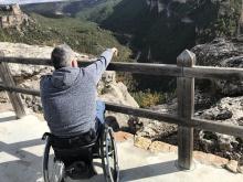 Persona en silla de ruedas en el Mirador del Alto Tajo en Zaorejas