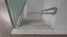 Escaleras con señalización podo táctil en cada escalón. Museo de la Cuchillería, Albacete.