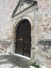 Puerta lateral, entrada accesible. Iglesia de Santa María de Cogolludo.