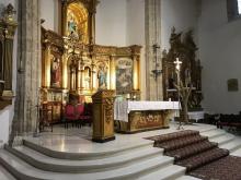 Acceso al altar mayor a través de escaleras. Iglesia de Santa María de Cogolludo.
