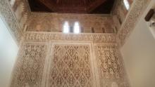 Vista del interior de las paredes de la Sinagoga del Tránsito en Toledo