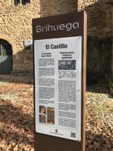 Panel informativo en las inmediaciones al castillo