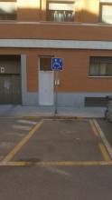 Plaza de aparcamieto reservada a PMR cercana a la Puerta de Toledo, Ciudad Real.