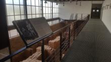 Ruinas que se pueden ver en el Museo de la Cárcel de Alamadén sobre una pasarela
