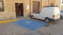 Plaza de aparcamiento para PMR junto a la puerta de entrada de la Alhóndiga de Villanueva de Los Infantes, Ciudad Real.