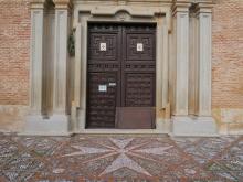Puerta principal, entrada accesible a través de rampa portátil, Ermita del Cristo del Valle, Tembleque
