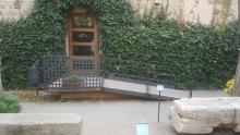 Acceso al patio a través de rampa. Museo Sefardí y Sinagoga del Tránsito, Toledo.