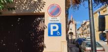 Señalización aparcamiento reservado para PMR. Oficina de Turismo de Liétor.