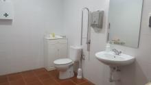 Baño adaptado para PMR. Casa de Don Manolito, Villanueva de los Infantes, Ciudad Real.