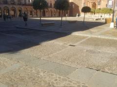 Suelo empedrado, rebajas en las aceras. Plaza Mayor de Villanueva de los Infantes, Ciudad Real.
